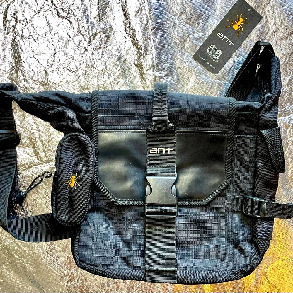 Y2K Messenger Bag design by: Ant Industrial Design.